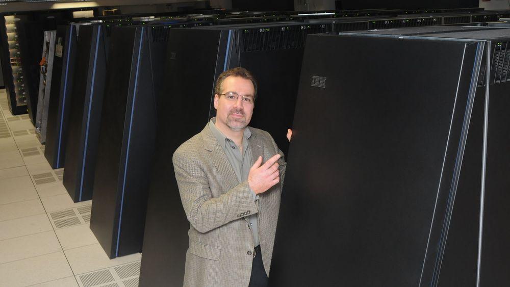 Prosjektdirektør Dave Ferrucci ved rackene av Power7-servere som IBMs Jeopardy-spillende programvaresystem Watson kjører på