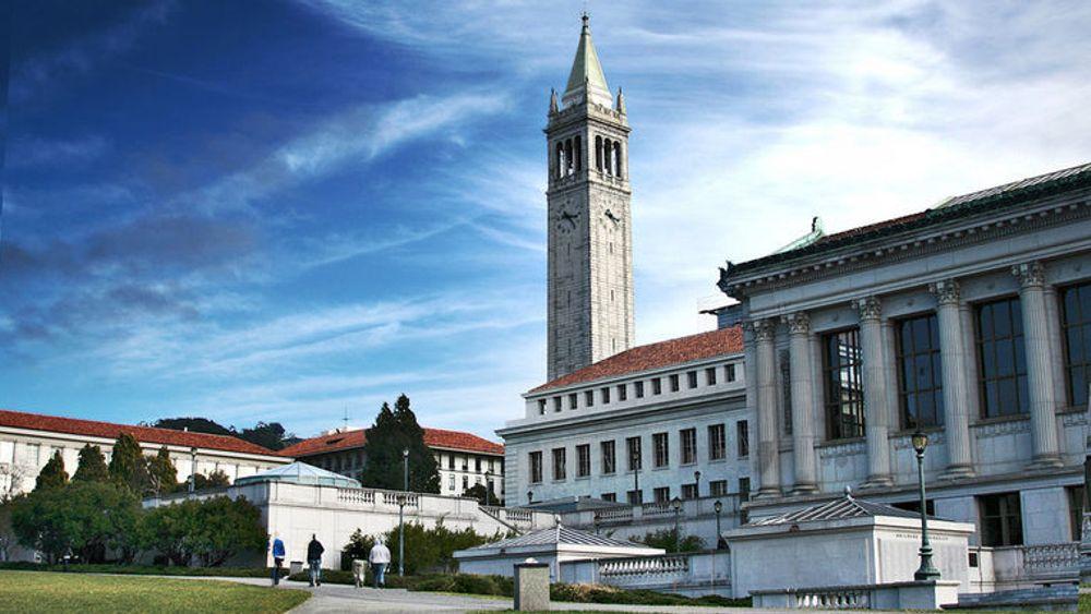 UC Berkeley ble startet i 1869. Det gamle klokketårnet kan høres over hele universitetets område på nesten fem kvadratkilometer.