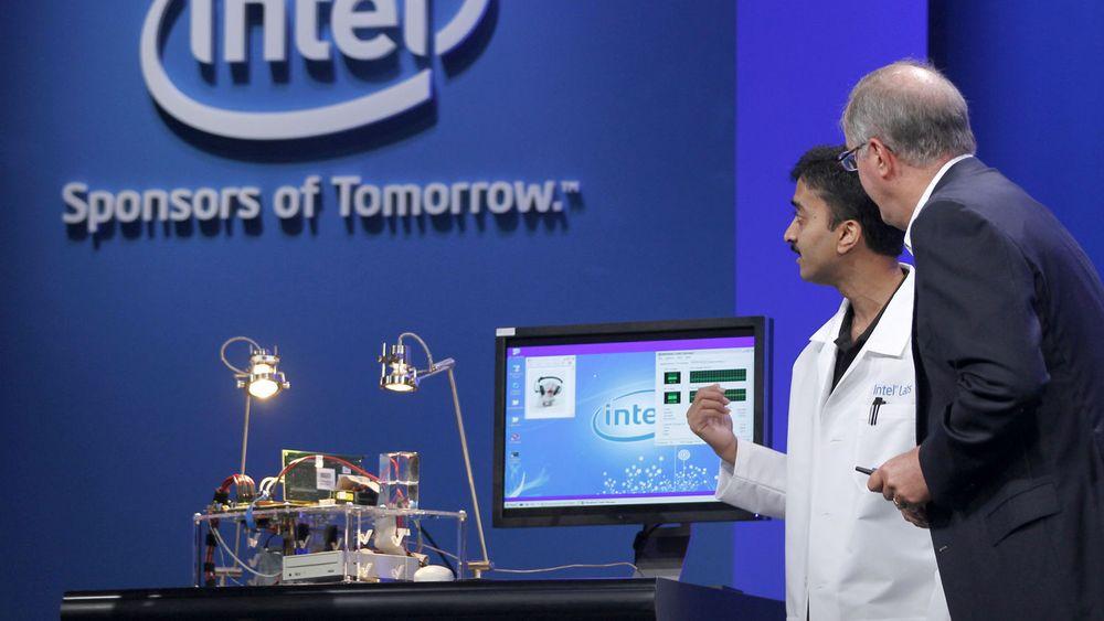 Intel-topp Paul Ottelini og en ingeniør viste tirsdag frem en prosessor drevet av lysenergi på IDF-konferansen i San Francisco.