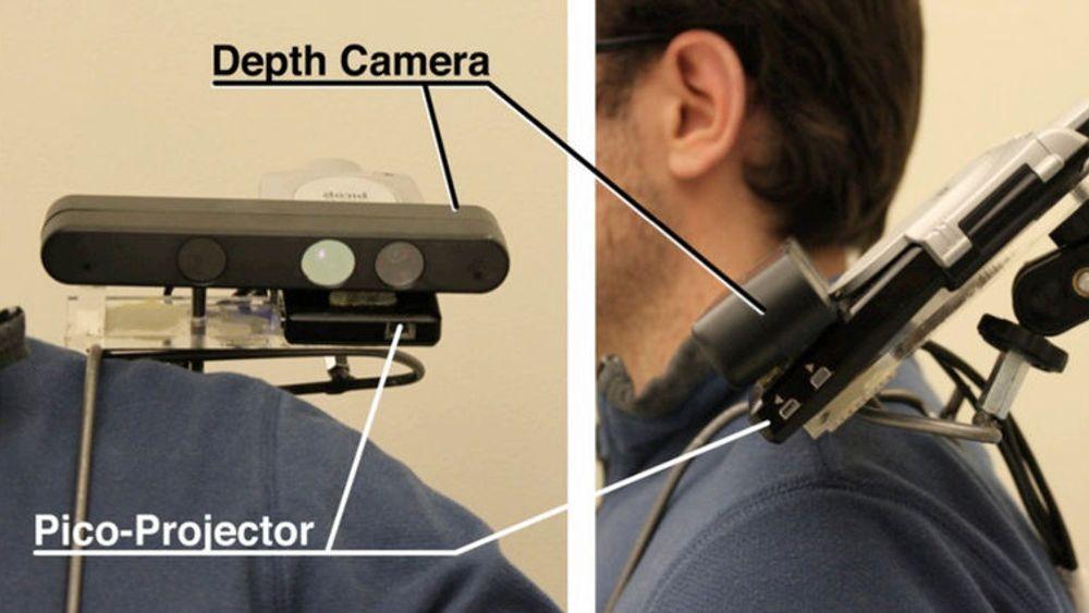 OmniTouch-utstyret består av et dybdekamera og en pico-projektor som monteres på skulderen til brukeren.
