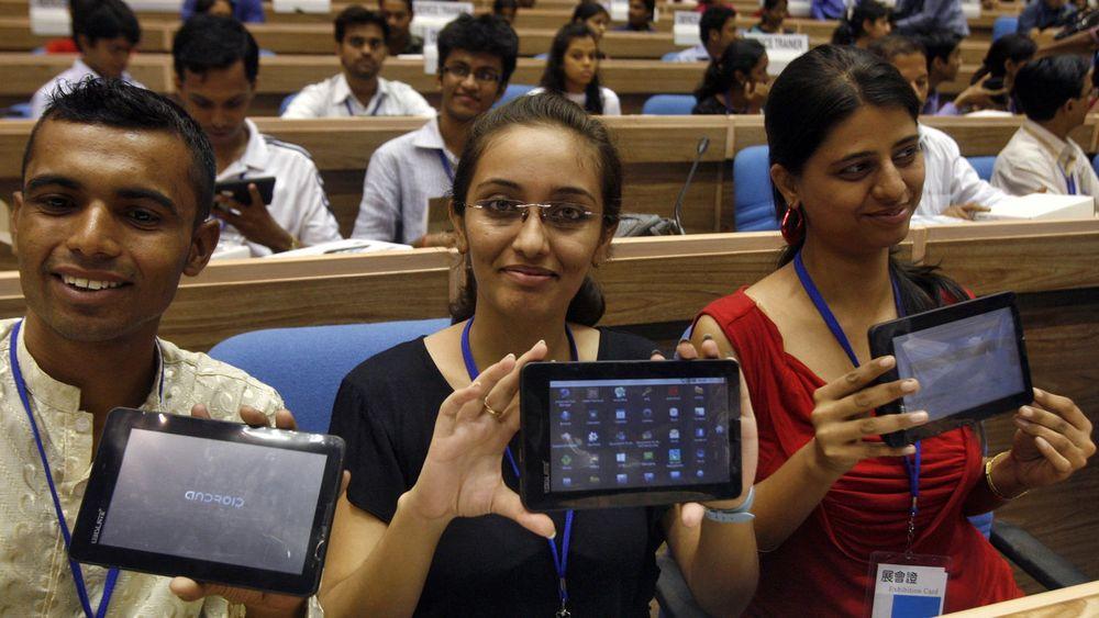 Himmelsk billig: Indiske studenter viser frem nye «Aakash» på lanseringen i New Dehli. Brettet har syv tommers berøringsskjerm med 800x480 piksler, veier 350 gram og kjører Android versjon 2.2 (Froyo).