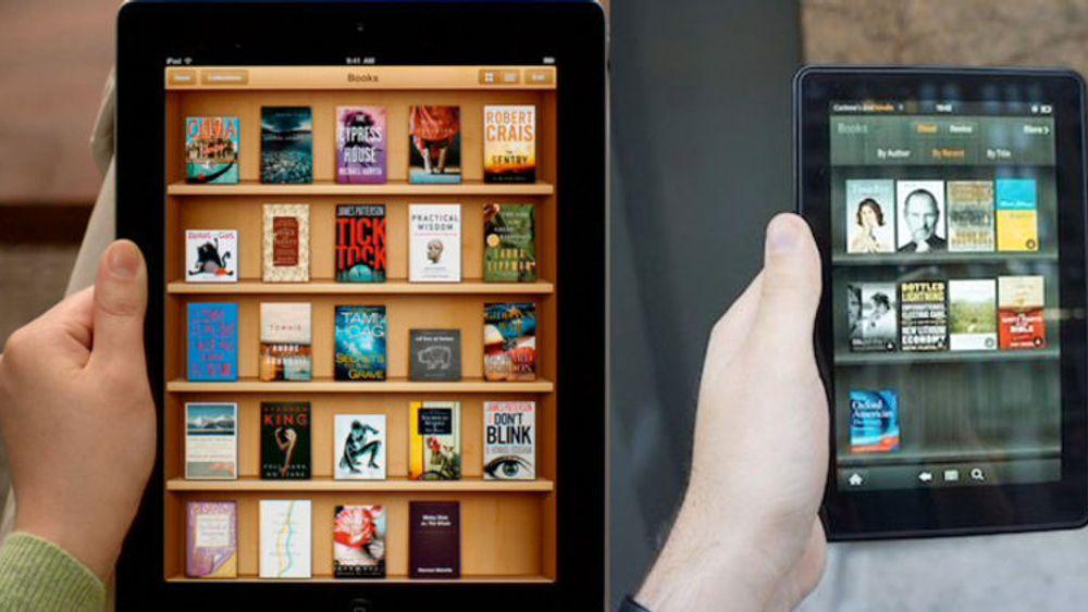 Amazon solgte e-bøker med kraftige rabatter for å fremme salget av Kindle. Et samarbeid mellom Apple og forlagene tvang Amazon til å gi opp rabattene. Til høyre den nye Kindle Fire, til venstre iPad med iBooks-appen.