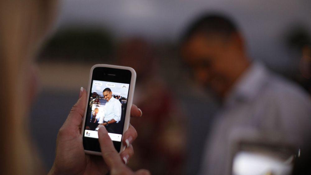 President Barack Obama blir tatt avbildet med den mest populære smarttelefonen i Norge, Apples iPhone. 