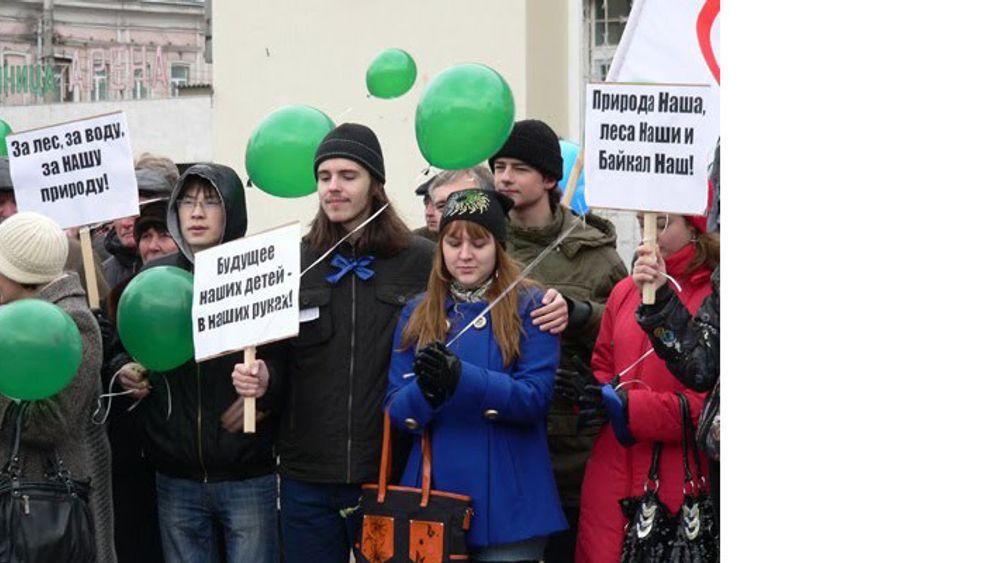 Miljøvernaktivister demonstrerer i Irkutsk 16. november 2010. Russiske myndigheter brukte falske piratanklager i et forsøk på å lamme miljøvernorganisasjonen Baikal Wave i januar i år.