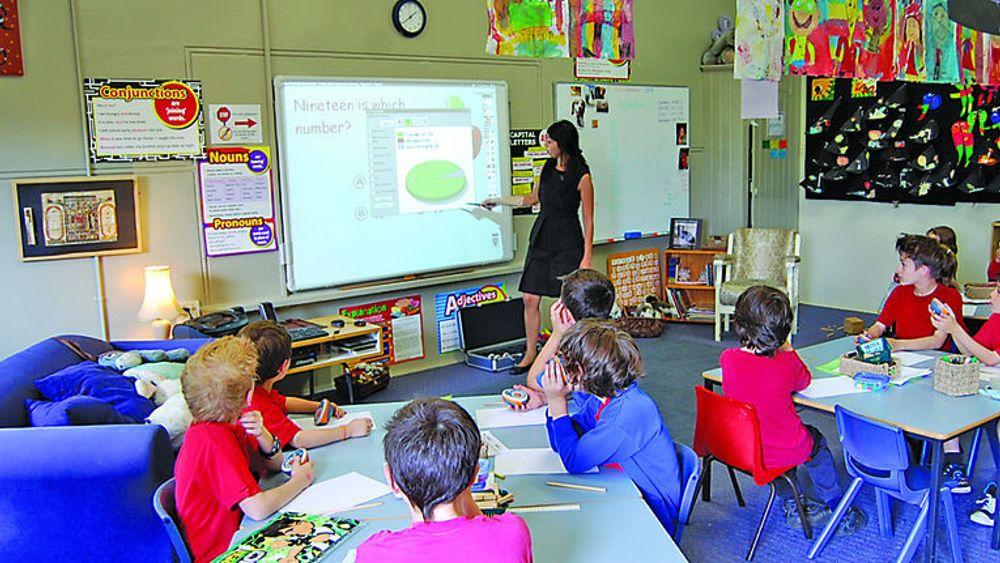 Prometheans interaktive tavler gjenoppretter lærerens rolle som midtpunktet i undervisningen, samtidig som elevene aktiviseres langt mer enn med tradisjonell undervisningsteknologi som tavle og kritt.