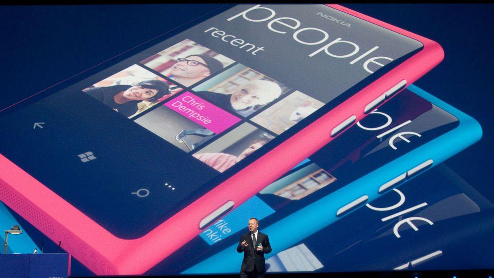 Stephen Elop avduket Nokias nye Windows-baserte flaggskip «Lumia 800» på Nokia World 2011.