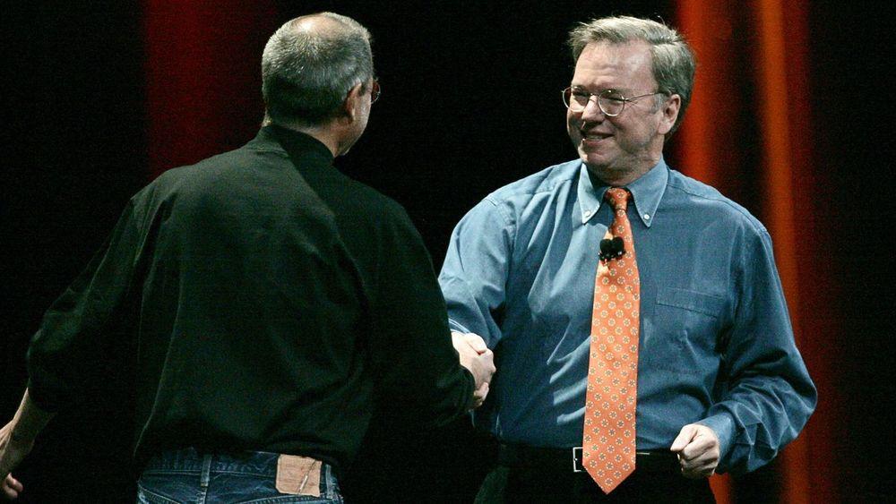 Android forsuret forholdet mellom dem: Her gratulerer Googles daværende toppsjef Eric Schmidt (til h.) Steve Jobs rett etter avdukingen av iPhone i januar 2007.