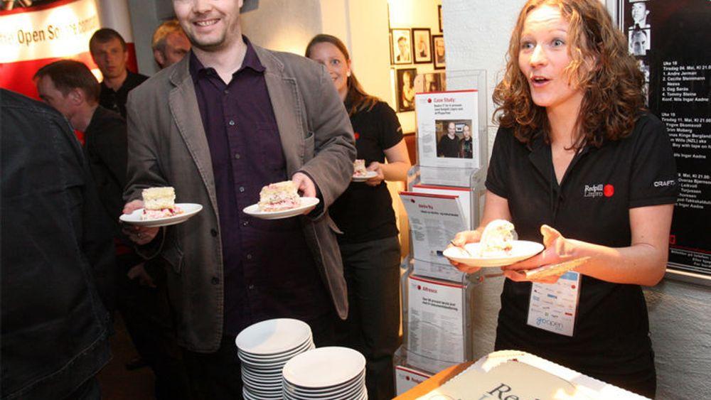 Jubilant: Linpro-gründer Dag Asheim delte ut kake sammen med Redpill Linpro-sjef Margrethe Gleditsch.