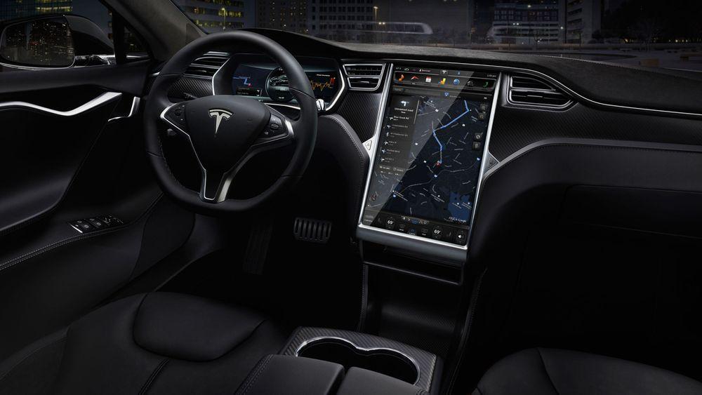 Avanserte infotainment-systemer i biler utgjør en potensiell sikkerhetsrisiko. Spesielt gjelder dette systemer som kommunisere med omverdenen via mobilnett eller Wi-Fi. Bildet viser interiøret i en Tesla Model S, som også omtales i saken.