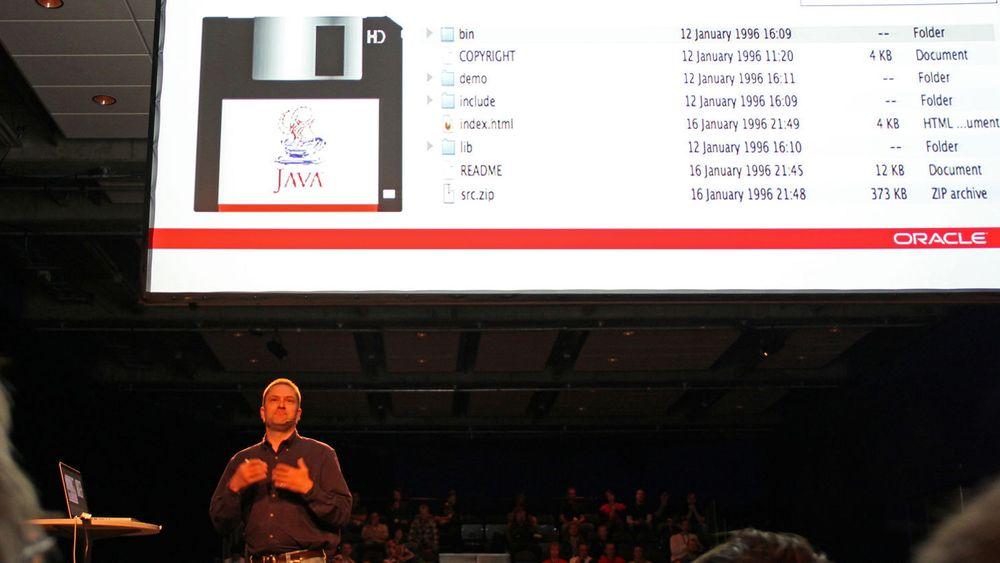 Oracles Simon Ritter presenterte nyheter som kommer i Java SE 8, men innledet med et historisk tilbakeblikk.