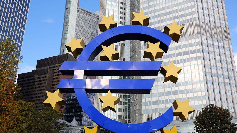 Euro-symbolet ruver utenfor hovedkvarteret til Den europeiske sentralbanken i den tyske byen Frankfurt.