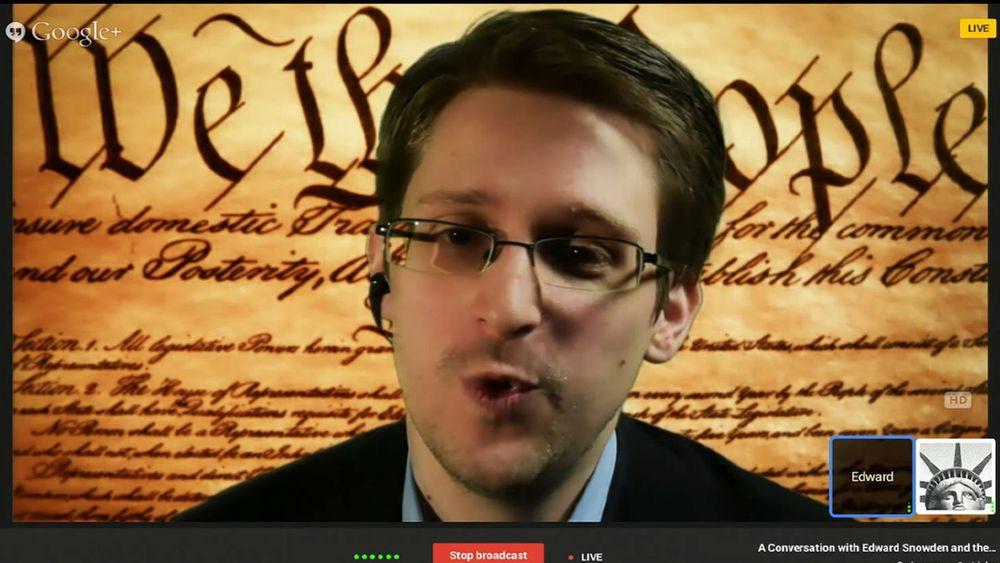 «We the People»&#8230; Med USAs grunnlov som bakgrunn lot Edward Snowden seg videointervjue fra Russland på South by Southwest-konferansen i Texas. Varsleren kom ikke med nye avsløringer. Han var opptatt av hvordan kryptering og andre teknologier kan fordyre og vanskeliggjøre masseovervåking.