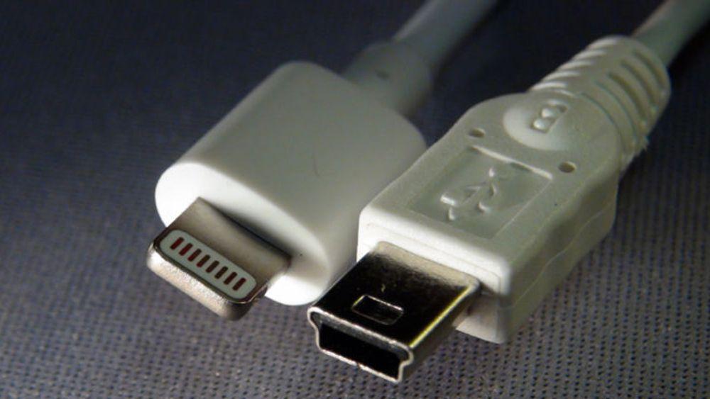 Mini-USB-pluggen til høyre (i likhet med USB-kontakter generelt) har en opplagt ulempe sammenlignet med Apples Lightning-kontakt som vi ser til venstre i bildet. Men allerede neste år skal USB-kontakten også bli vendbar.