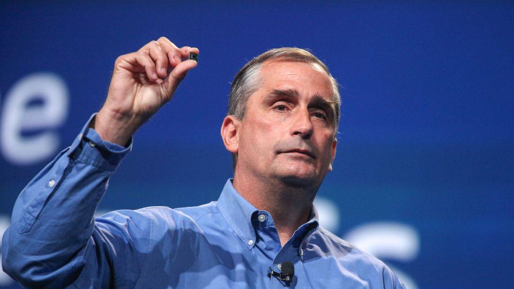Intels toppsjef, Brian Krzanich, viser fram en knøttliten Quark-prosessor, som selskapet håper vil gjøre suksess i blant annet kroppsnære enheter. Den har kommet i salg, men for sent til å gjøre noe større utslag i forrige kvartals resultater.