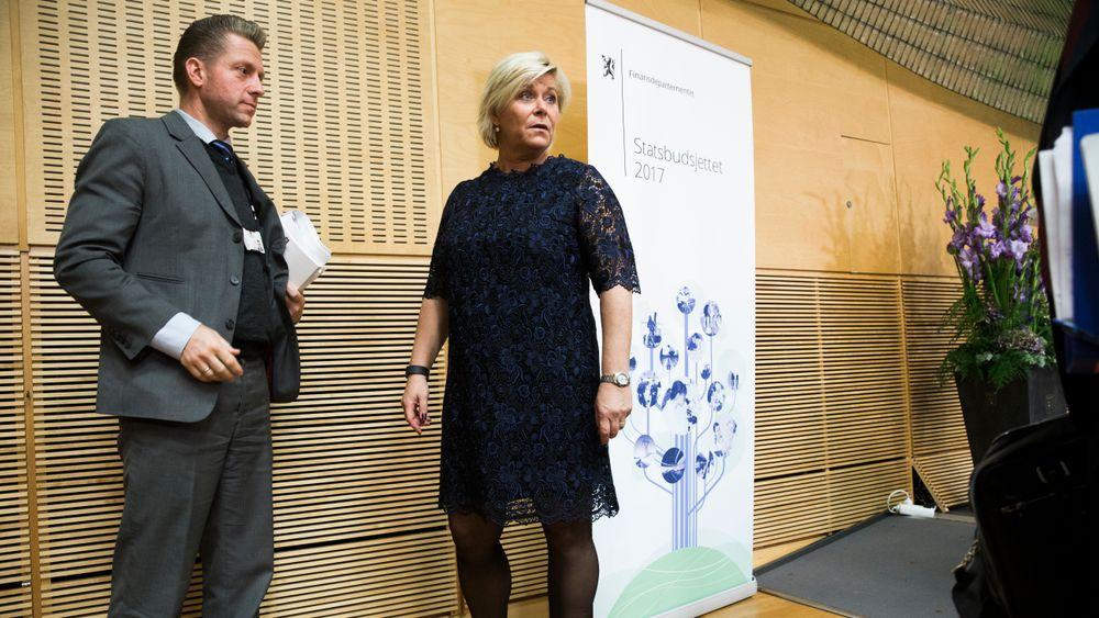 Finansminister Siv Jensen og Statssekretær Jørgen Næsje (t.v.) etter pressekonferansen i forbindelse med regjeringens forslag til statsbudsjett for 2017.