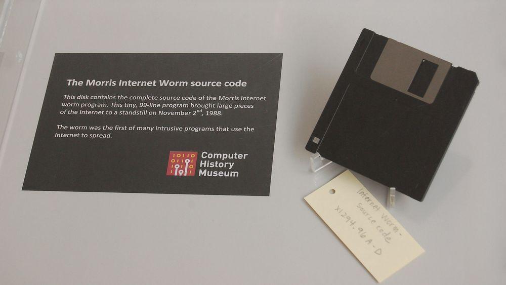 Kildekoden til ormen er i dag en museumsgjenstand lagret på diskett.