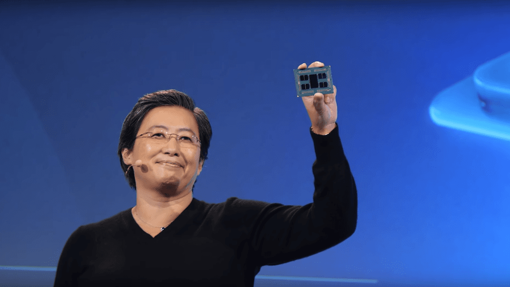 AMD-sjefen Lisa Su viser frem den nye AMD Epyc Rome-brikken.