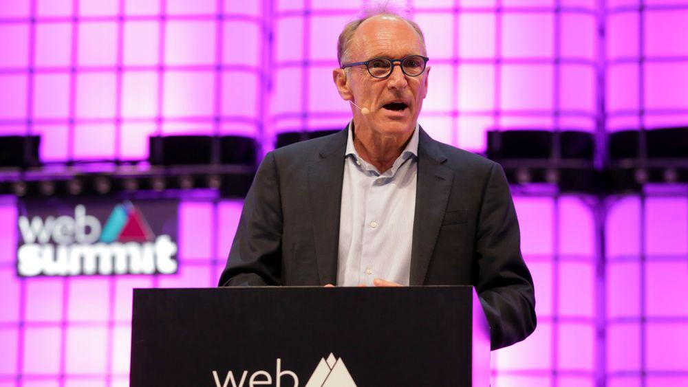 Skaperen av weben, Tim Berners-Lee, taler til deltakerne under Web Summit 2018 som ble arrangert i Lisboa, Portugal, denne uken.