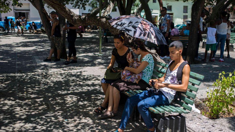 Folk kobler seg opp i en park i hovedstaden Havana. I august fikk cubanere for første gang fri adgang til internett med en åtte timer lang gratistest av mobildata. Nå lanseres 3G-tilbudet for fullt.