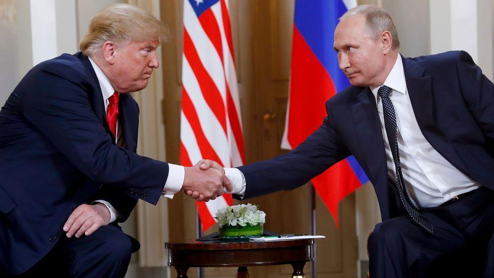 USAs president Donald Trump hilser på Russlands president Vladimir Putin da de to møttes i Finland i juli i år. Ifølge lekkede dokumenter betegner diplomater møtet som «vellykket, i hvert fall for Putins del».