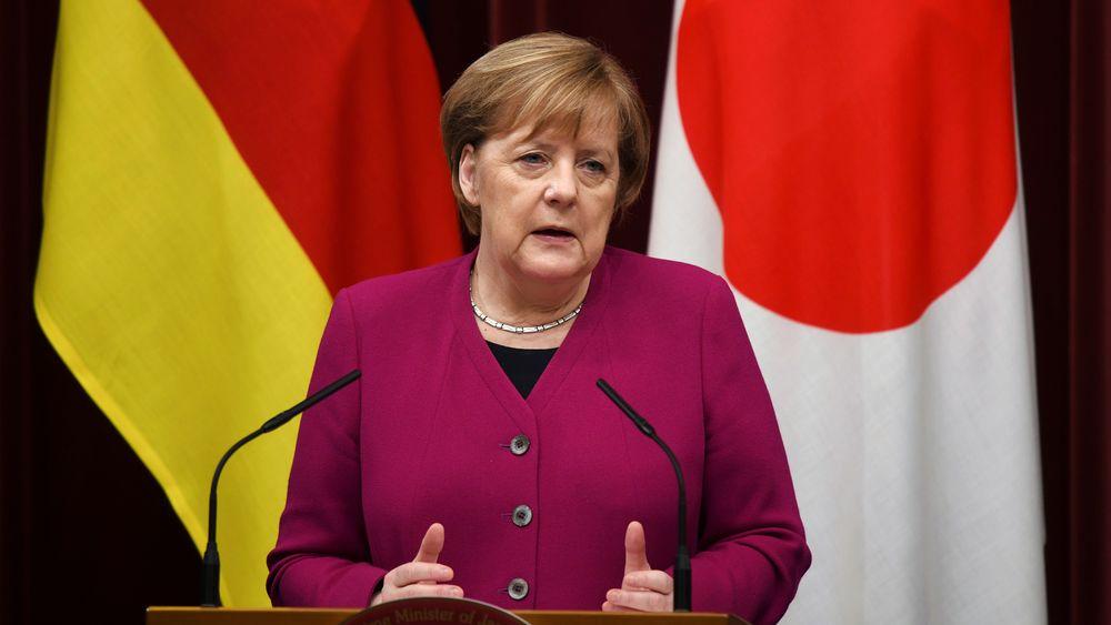 Angela Merkel under en pressekonferanse i Tokyo mandag.
