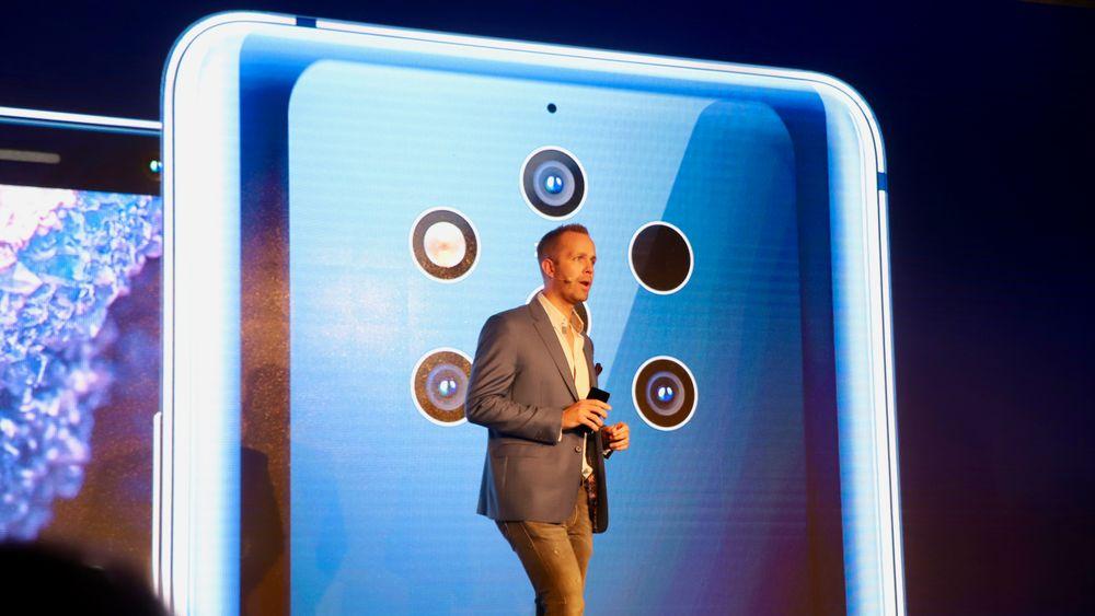 Jujo Sarvikas, Chief Product Officer i HMD, viste frem den nye Nokia 9 Pureview-mobilen på MWC i Barcelona.