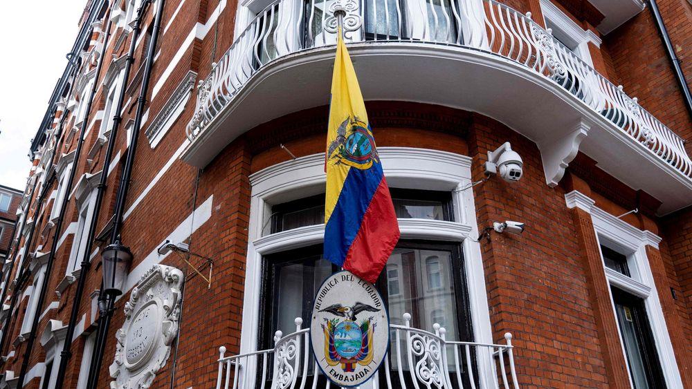 Flagget til Ecuador utenfor landets ambassade i London. 