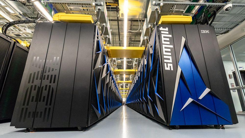 Dagens kraftigste supercomputer, «IBM Summit», har en maksytelse på 200 petaflops.