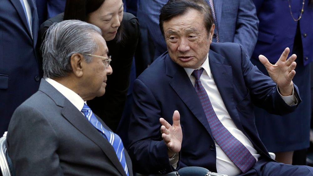 Huawei grunnlegger Ren Zhengfei (til høyre) i samtale med Malaysias statsminister Mahathir Mohamad om det kommende 5g-nettverket i april.