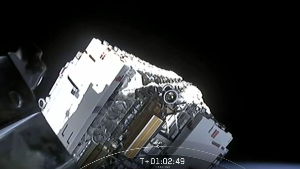 Slik så det ut da SpaceX' første internett-satellitter ble sluppet ut i rommet.