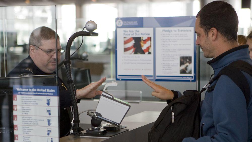 Illustrasjonsbilde: En grenseoffiser ved George Bush interkontinentale flyplass i Houston instruerer en innkommende passasjer til å bruke flyplassens biometriske scanner. I 2008 ble et nytt system som scannet ti i stedet for to fingre implementert.