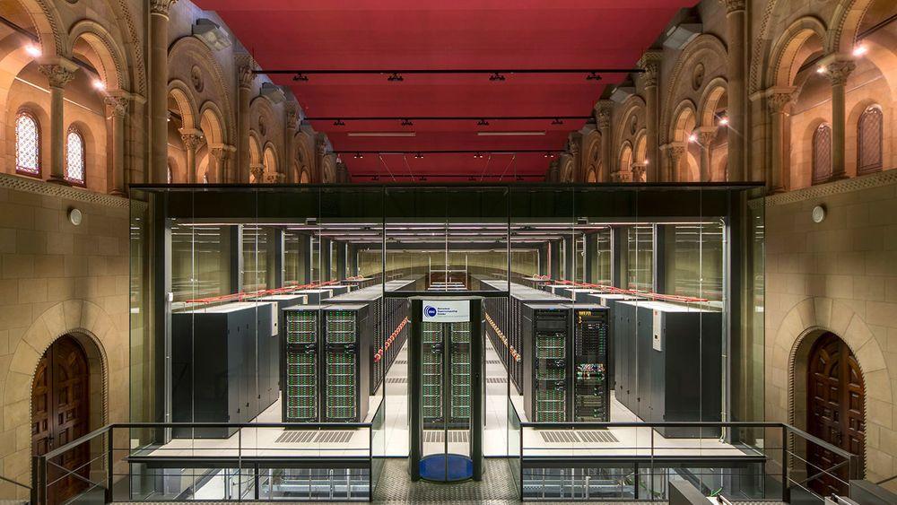 MareNostrum 4 skal skiftes ut med en ny og langt kraftigere superdatamaskin. Her er dagens system installert i det tidligere kapellet hvor Barcelona Supercomputing Center holder til. Det regnes som ett av verdens vakreste datasentre.