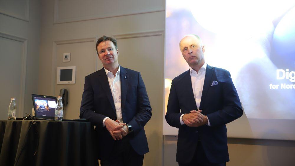 Fra v. Per Hove, konsernsjef i Evry og Kimmo Alkio, konsernsjef i Tieto. Tirsdag holdt de pressekonferanse i Oslo sentrum for å fortelle om fusjonsplanene.