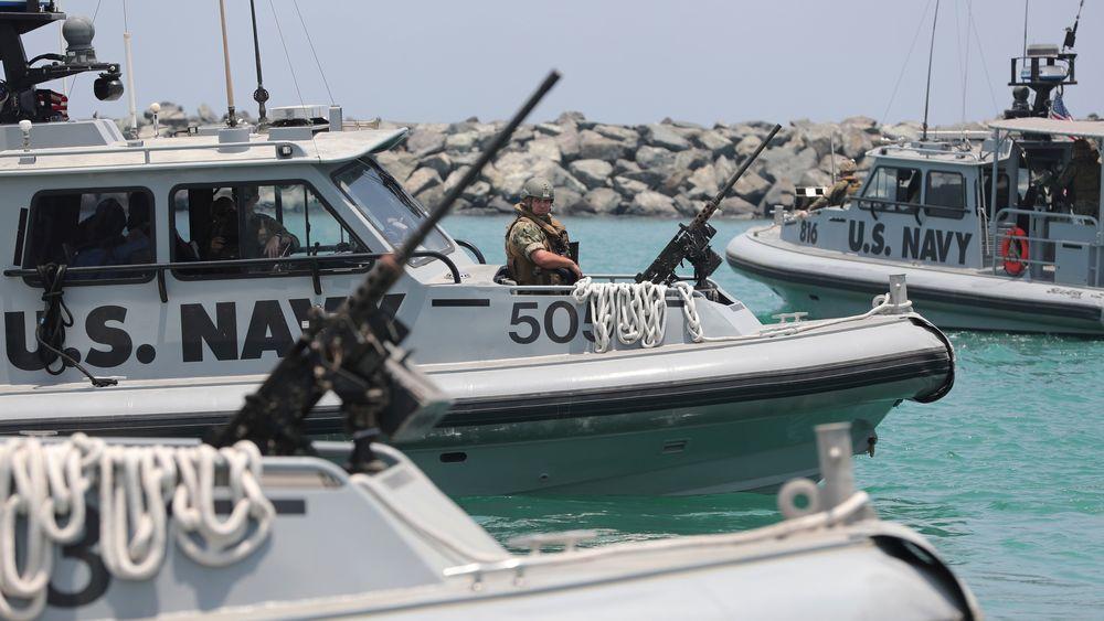 Marinebåter ved en amerikansk militærbase i De forente arabiske emirater, rundt ti mil fra kysten av Iran. USA gjennomførte et dataangrep mot Iran for få dager siden, ifølge amerikanske medier.