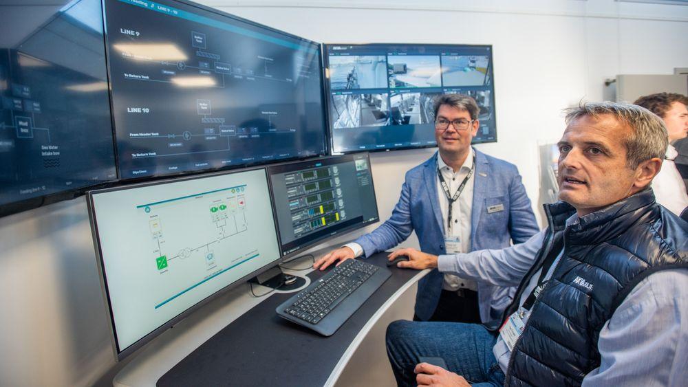 BILDEANALYSE: Inge Forseth (sittende) og Thomas Hoff i Akvagroup viser fram noe av softwaren ombord på flåteskipet Akva Hybrid. Selskapet har det siste året konsentrert seg om skybasert software, og har også stort fokus på kunstig intelligens.