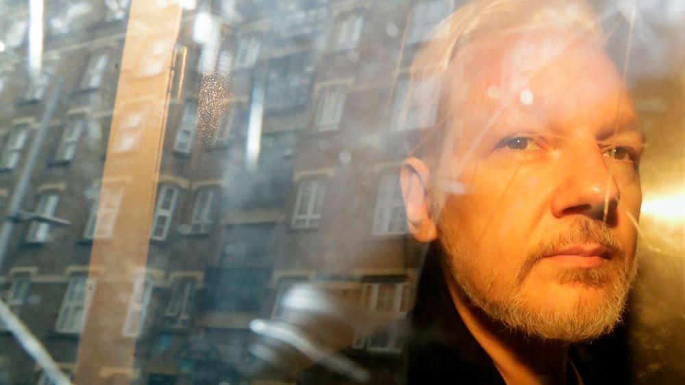 Julian Assange, wikileaks, bildet er tatt etter at Assange forlot rettssalen den 1. mai 2019 - dømt til 50 ukers fengsel for å ha brutt betingelsene for løslatelse mot kausjon