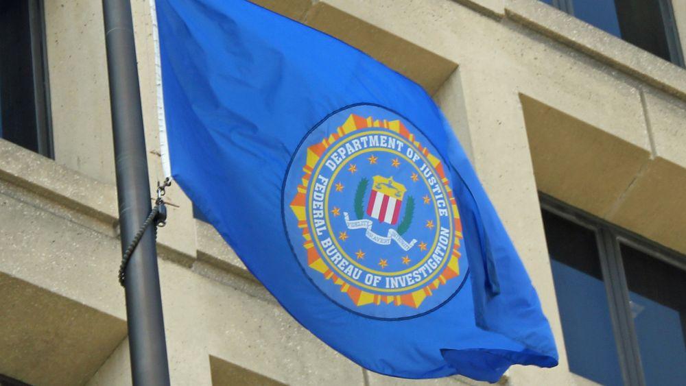 Flagg med FBIs emblem, fotografert utenfor J. Edgar Hoover-bygningen i Washington D.C.