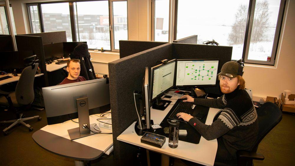 Ikomm er klare for å begynne det omfattende arbeidet med å migrere hele IT-porteføljen til Østre Toten kommune over til ny digital infrastruktur. På bildet ser vi David Bråten og Jørgen Nørstelien, begge konsulenter i selskapets nettverksavdeling.