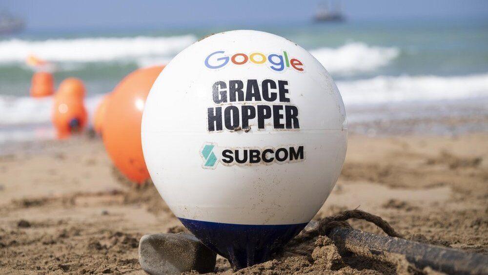 En flytebøye avbildet ved stranda i Bude, Cornwall, der Googles nye superraske fiberkabel nå er ført i land.