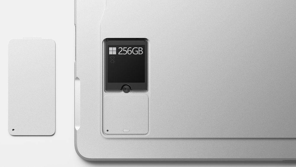 Den utbyttbare SSD-lagringsenheten ligger lett tilgjengelig på undersiden av den nye Surface Pro 8.