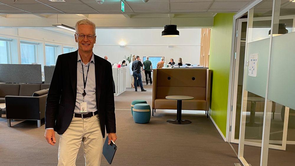 Jørn Leonhardsen er IT-direktør i Skatteetaten. Her står han i IT-divisjonens kontorlandskap i Skatteetatens bygg på Helsfyr i Oslo.