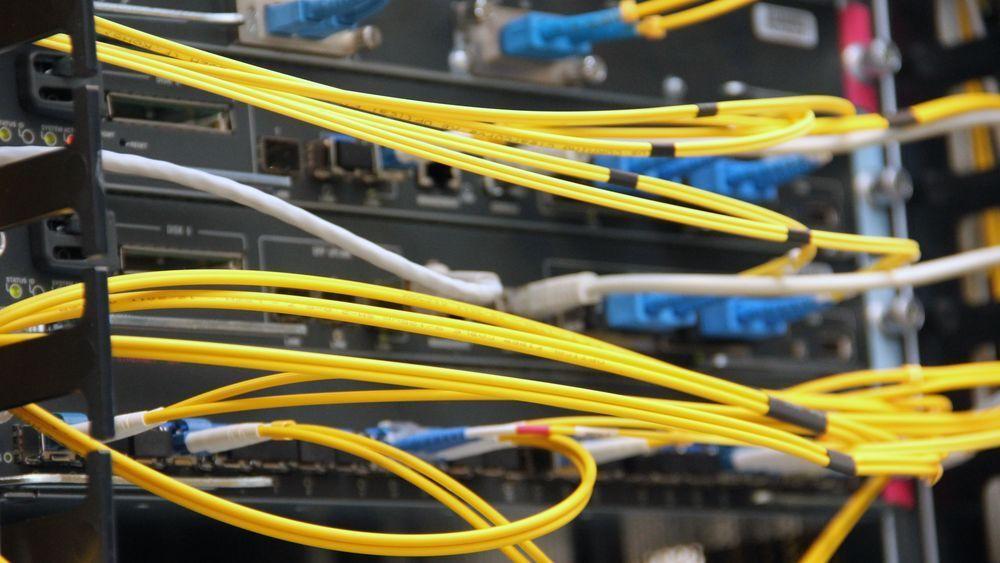 Mange titalls fiberkabler er koblet til Cisco Catalyst-svitsjen som i dag utgjør hoveddelen av samtrafikkpunktet NIX1. 