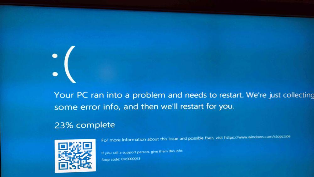 Blåskjerm (BSOD) under installasjon av Windows 10-oppdatering. BlueScreen of Death.