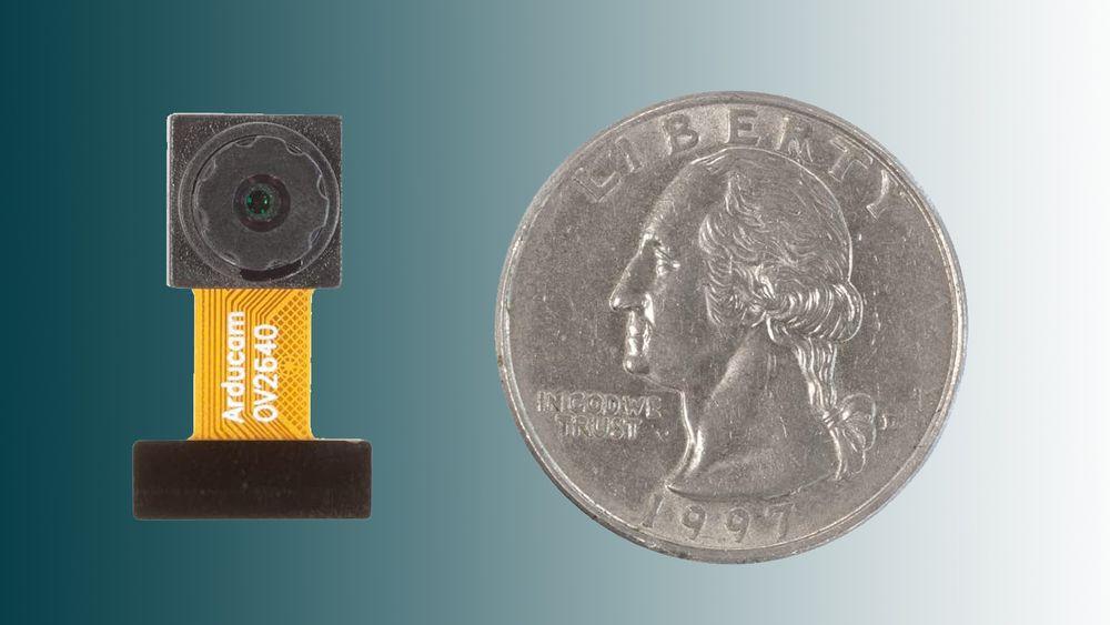 En variant av kameraet som har blitt test i forskningsprosjektet, sammenlignet med en quarter dollar-mynt.