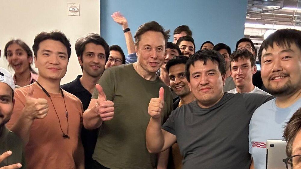 Elon Musk, her avbildet med Twitter-ingeniører i selskapets hovedkvarter, har reversert bannlysningen av flere kjente personer.